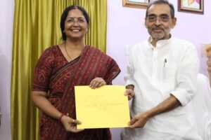 अपनी पत्नी को चुनावी सिंबल देते उपेंद्र कुशवाहा