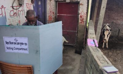 लखीसराय में अपने घर पर वोट डालते वरिष्ठ नागरिक मतदाता