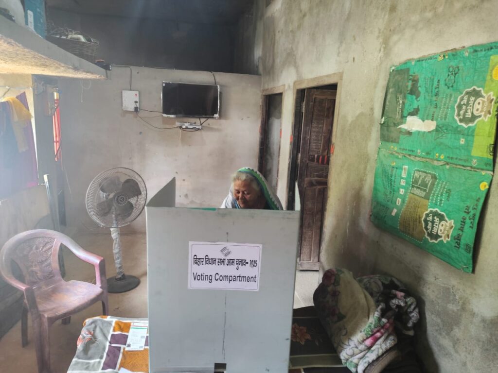 लखीसराय में अपने घर पर वोट डालतीं वरिष्ठ नागरिक मतदाता