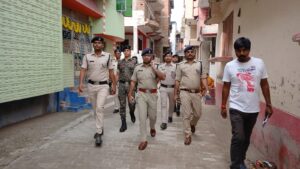 बेतिया SP के साथ पुलिस कर्मी