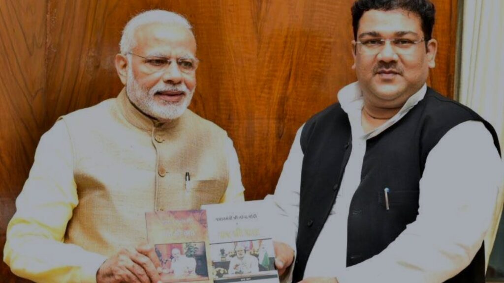 जासिम मोहम्मद ने पीएम मोदी के ऊपर लिखी किताब उन्हीं को भेट देने की यह फोटो अपने सोशल मीडिया अकाउंट पर डाली है।