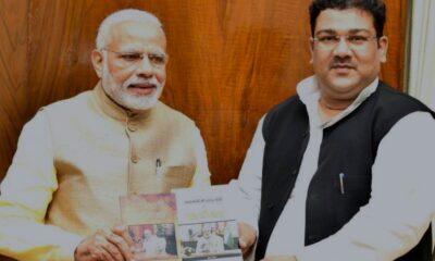 जासिम मोहम्मद ने पीएम मोदी के ऊपर लिखी किताब उन्हीं को भेट देने की यह फोटो अपने सोशल मीडिया अकाउंट पर डाली है।