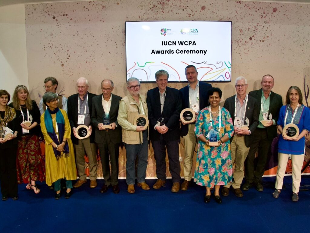 दाये से चौथे नंबर पर खड़ीं सोनाली घोष