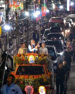 पीएम का यह भव्य रोड शो दिखाता है कि बीजेपी प्रचार में कितना रूपया खर्च कर रही है।