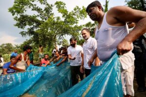 मछुआरों के साथ मछली पकड़ने की कोशिश करते राहुल, साथ में VIP पार्टी के चीफ मुकेश साहनी और कांग्रेस नेता कन्हैया कुमार।