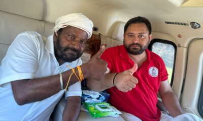 तेजस्वी यादव के साथ विमान में IIP पार्टी के संस्थापक इंजीनियर आईपी गुप्ता पान।