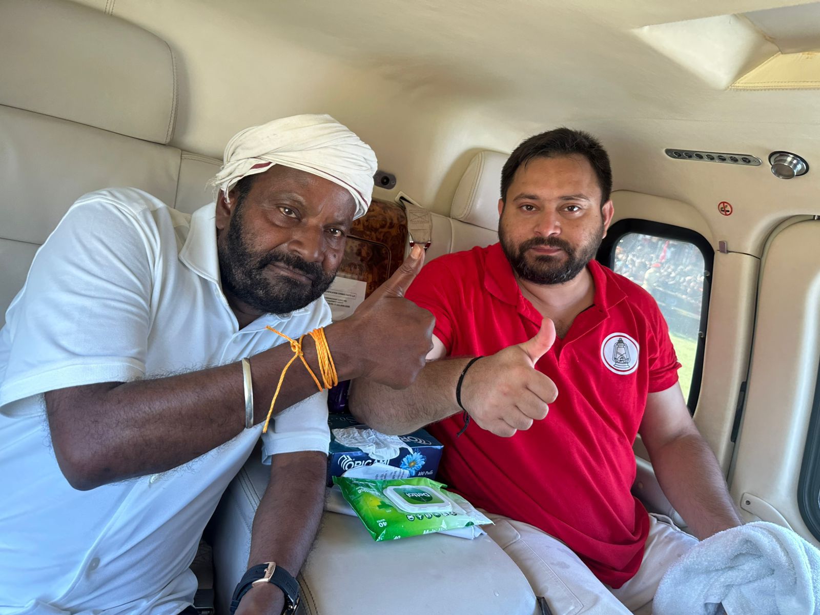 तेजस्वी यादव के साथ विमान में IIP पार्टी के संस्थापक इंजीनियर आईपी गुप्ता पान।