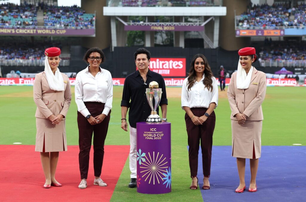 अंतरराष्ट्रीय क्रिकेट महिला विश्व में ट्रॉफी के साथ खड़ीं भारतीय व दक्षिण अफ्रीकी क्रिकेट टीम की कप्तान, साथ में पूर्व क्रिकेटर सचिन तेंदुलकर ।