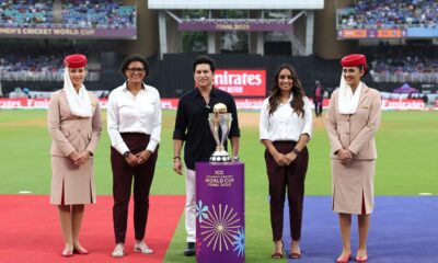 अंतरराष्ट्रीय क्रिकेट महिला विश्व में ट्रॉफी के साथ खड़ीं भारतीय व दक्षिण अफ्रीकी क्रिकेट टीम की कप्तान, साथ में पूर्व क्रिकेटर सचिन तेंदुलकर ।