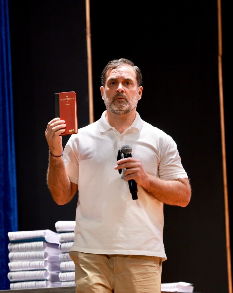 हरियाणा विधानसभा चुनाव को लेकर वोट चोरी का आरोप लगाते हुए राहुल गांधी ने प्रेस कॉन्फ्रेंस की थी, इस दौरान वे संविधान की प्रति दिखाते हुए। (Photo - Rahul Gandhi FB page)