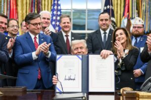 राष्ट्रपति ट्रंप ने स्पेंडिंग बिल पर हस्ताक्षर करके शटडाउन को खत्म कर दिया।