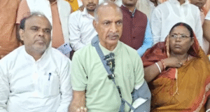 निवर्तमान विधायक व HAM प्रत्याशी अनिल कुमार घायल अवस्था में प्रेस को घटना के बारे में जानकारी देते हुए। 