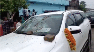 विधायक के काफिले की सभी गाड़ियों के रोड इसी तरह पत्थरबाजी करके ग्रामीणों ने तोड़ दिए।