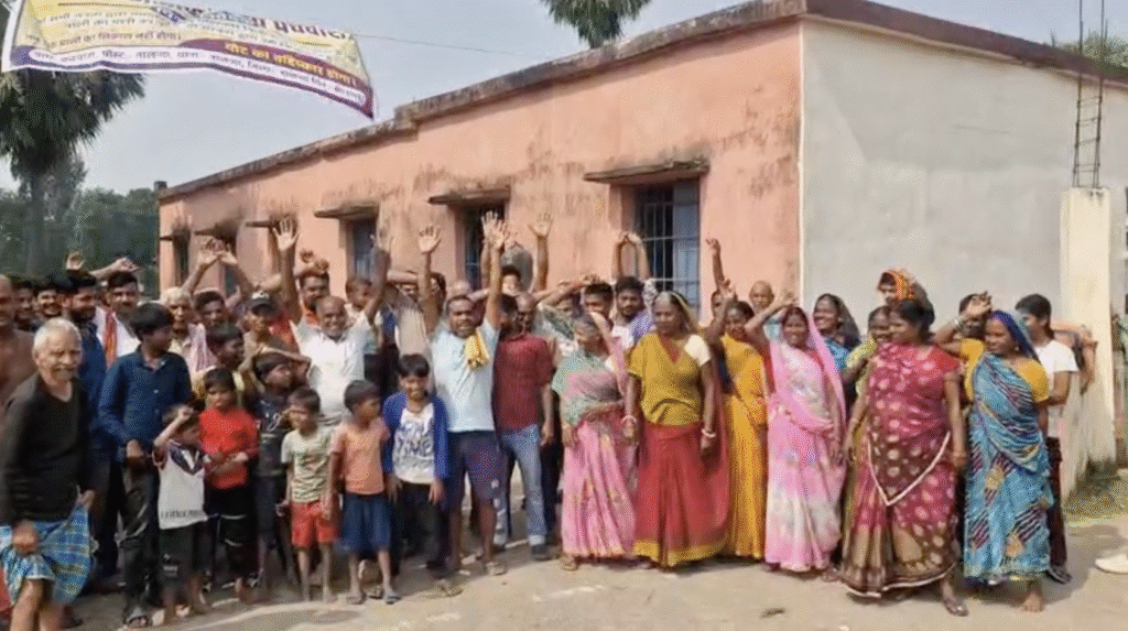 चुनाव से ठीक पहले नालंदा विधानसभा क्षेत्र के गांव में नाली निकासी को लेकर वोट बहिष्कार