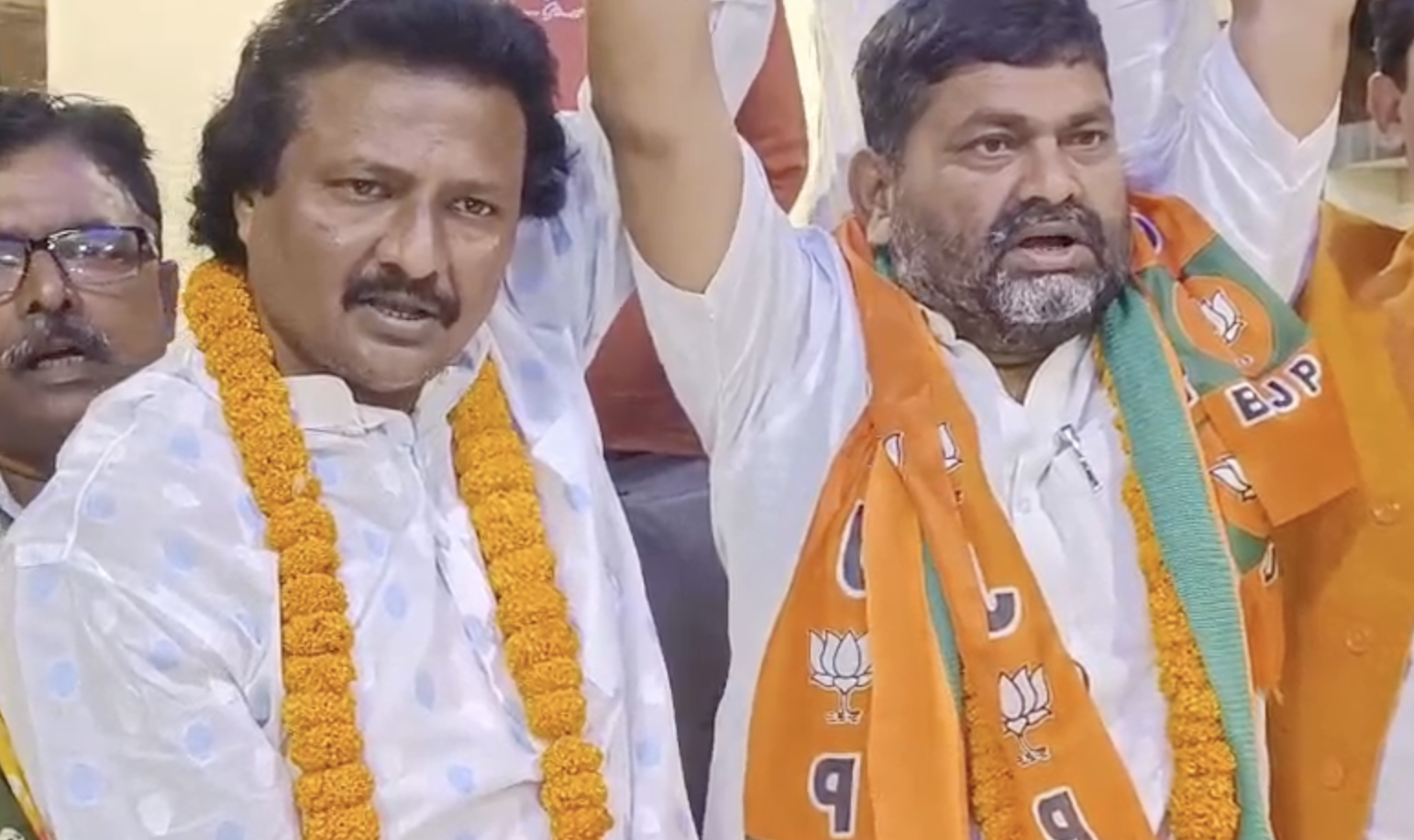 मुंगेर के एक होटल में भाजपा प्रत्याशी श्रवण कुमार के साथ जनसुराज के प्रत्याशी संजय कुमार