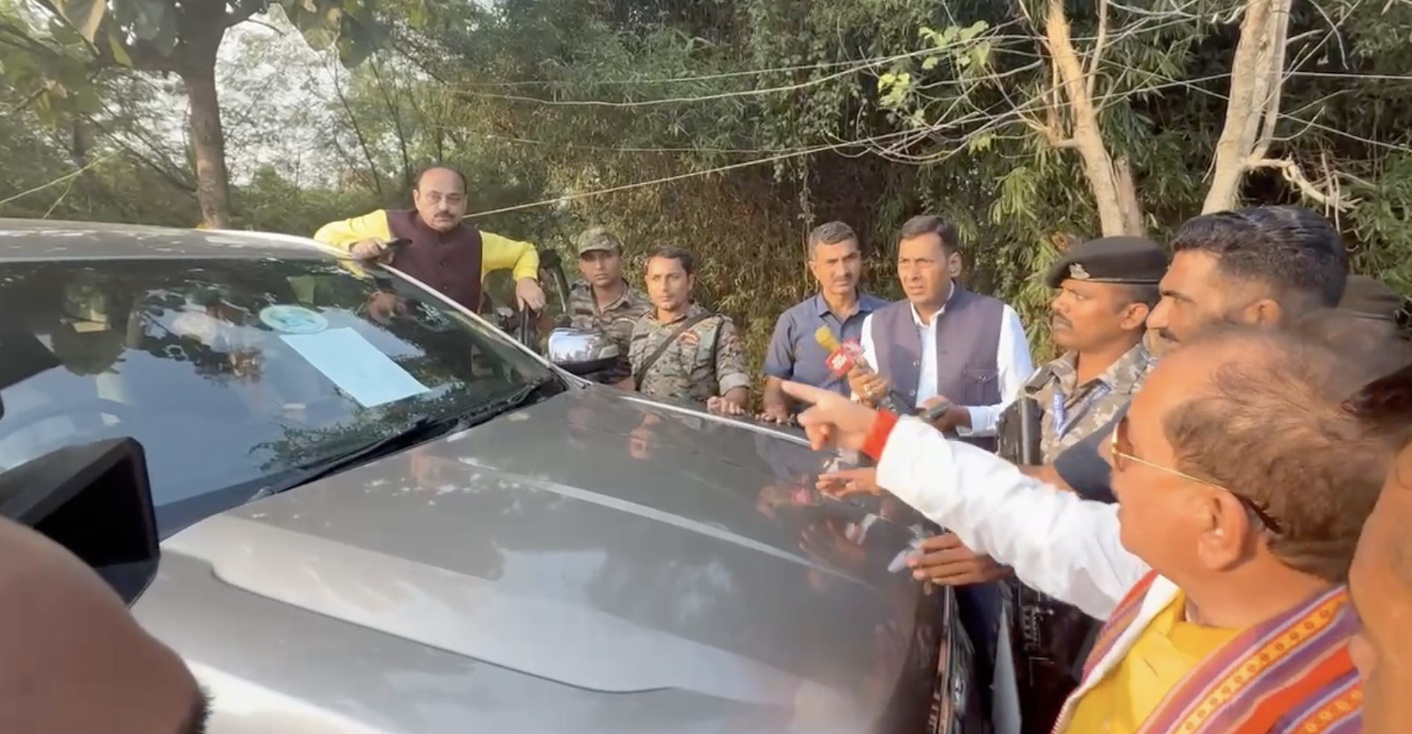 लखीसराय में डिप्टी सीएम व बीजेपी के प्रत्याशी विजय कुमार सिन्हा और राजद नेता व MLC अजय कुमार के बीच बूथ कैप्चरिंग को लेकर बहस हुई।