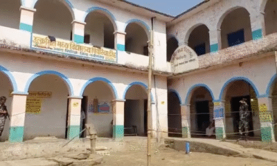 पिपरियाडीह मतदान केंद्र पर कोई वोटर नहीं पहुंचा।