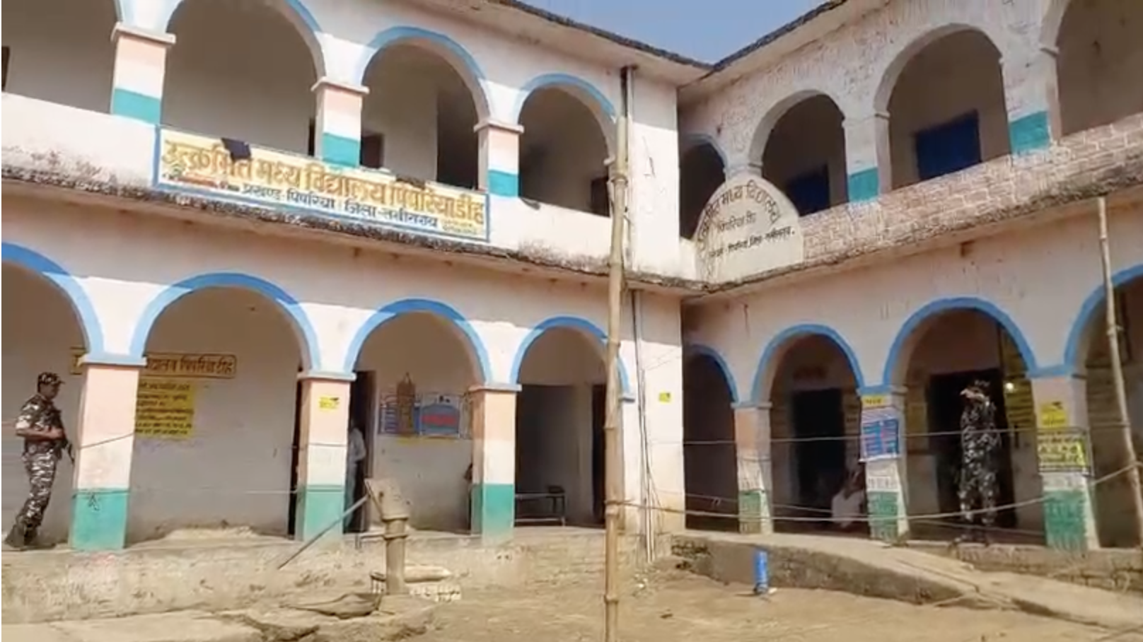 पिपरियाडीह मतदान केंद्र पर कोई वोटर नहीं पहुंचा।