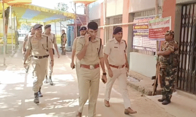 मतदान केंद्र पर वोटर नहीं पहुंचे तो अधिकारियों ने पहुंचकर लोगों को समझाया।