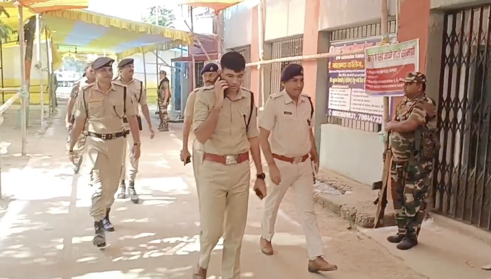 मतदान केंद्र पर वोटर नहीं पहुंचे तो अधिकारियों ने पहुंचकर लोगों को समझाया।