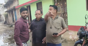 इन आरोपियों के ऊपर धमकी देने का आरोप है। मौके का वीडियो वायरल हो गया।