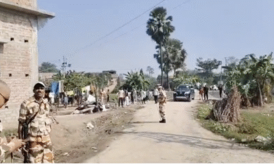 जंदाहा में मतदान केंद्र के पास केंद्रीय बलों पर पत्थर फेंकते लोग।