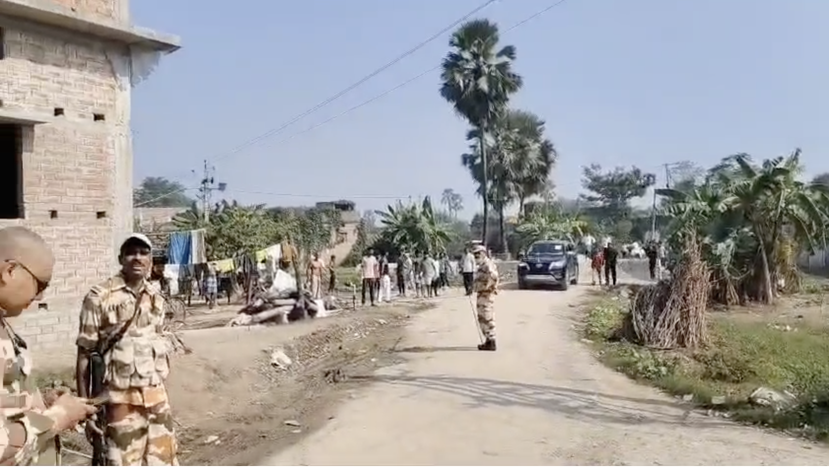 जंदाहा में मतदान केंद्र के पास केंद्रीय बलों पर पत्थर फेंकते लोग।