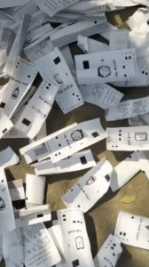 मौके पर साबुत वीवीपैट पर्चियां मिलने से लोगों ने सवाल उठाए।