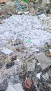 कूड़े में बड़ी संख्या में नष्ट की हुईं पर्चियां भी मिलीं जो कि नियमानुसार सही है, पर इसमें साबुत पर्चियां मिलने से हंगामा हुआ।