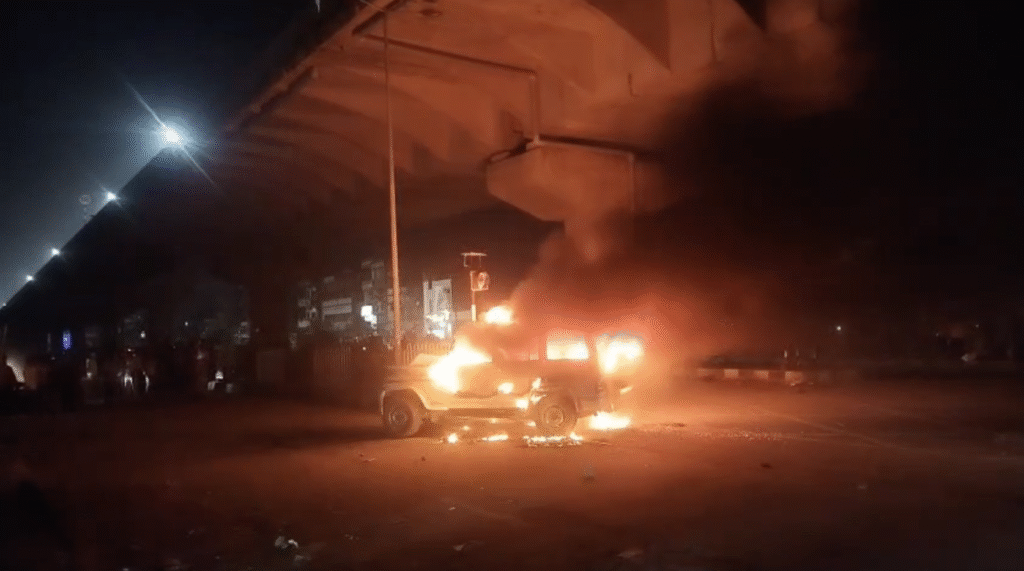 गोपालगंज में दुर्घटना के बाद फैली अफवाह के चलते मौके पर लोगों ने आगजनी की।