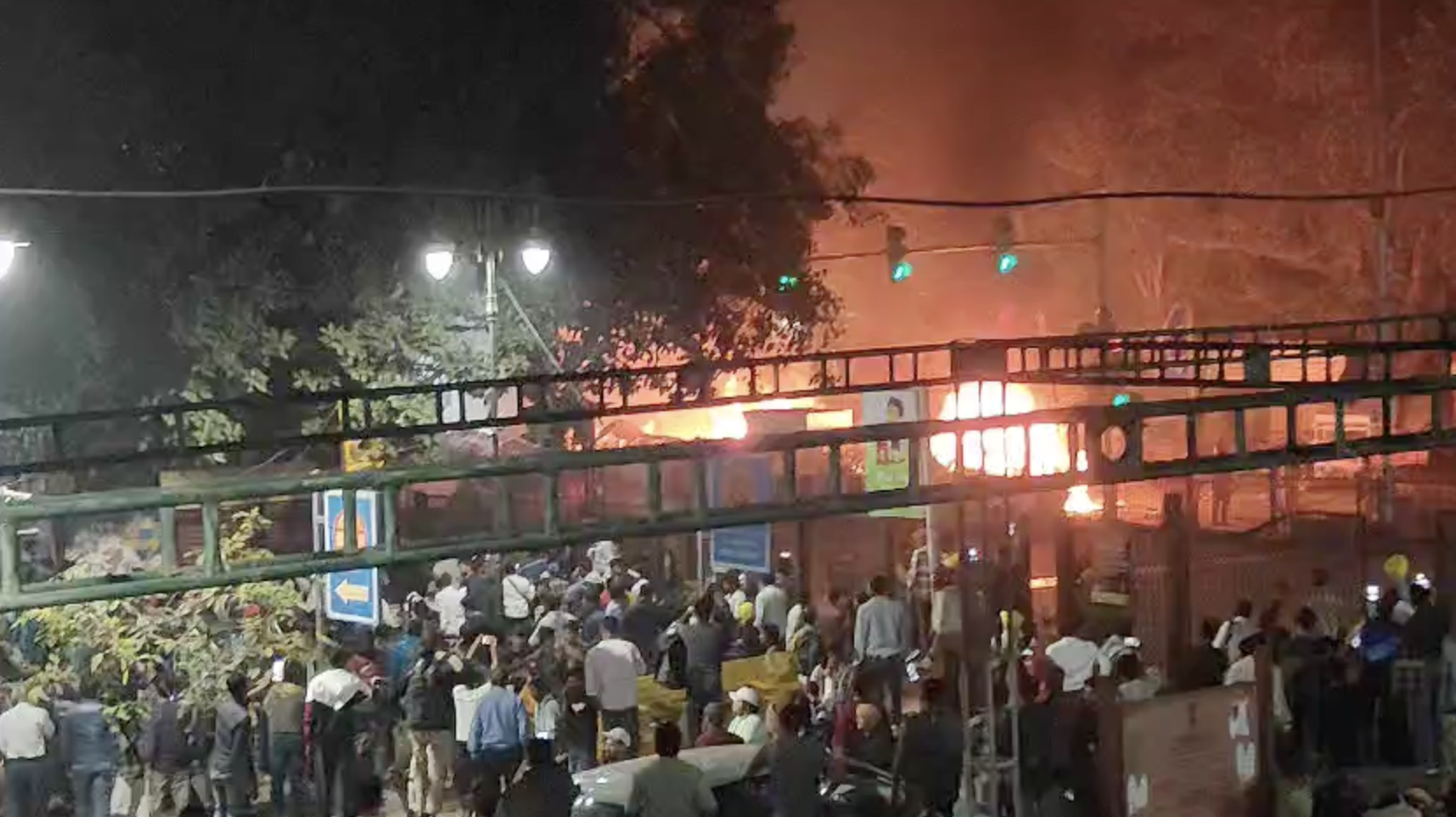 लाल किले के पास कार में धमाके के बाद मौके पर आग लग गई।