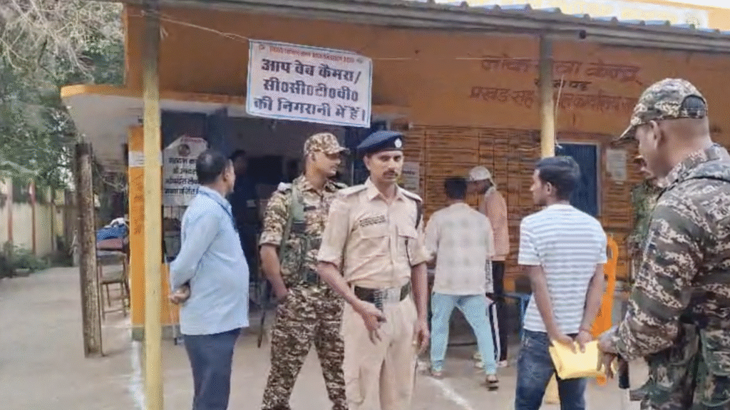 रोहतास जिले में एक पोलिंग बूथ पर सुरक्षाकर्मियों की तैनाती के बीच पोलिंग शुरू हो गई।