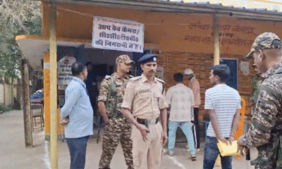 रोहतास जिले में एक पोलिंग बूथ पर सुरक्षाकर्मियों की तैनाती के बीच पोलिंग शुरू हो गई।