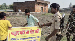 स्कूल की मांग पर वोट बहिष्कार में बच्चे शामिल हैं, और मौके पर मौजूद पुलिस ने उन्हें हटने को कहा।