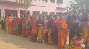 एक केंद्र पर सुबह 11 बजे मौजूद महिलाएं। 