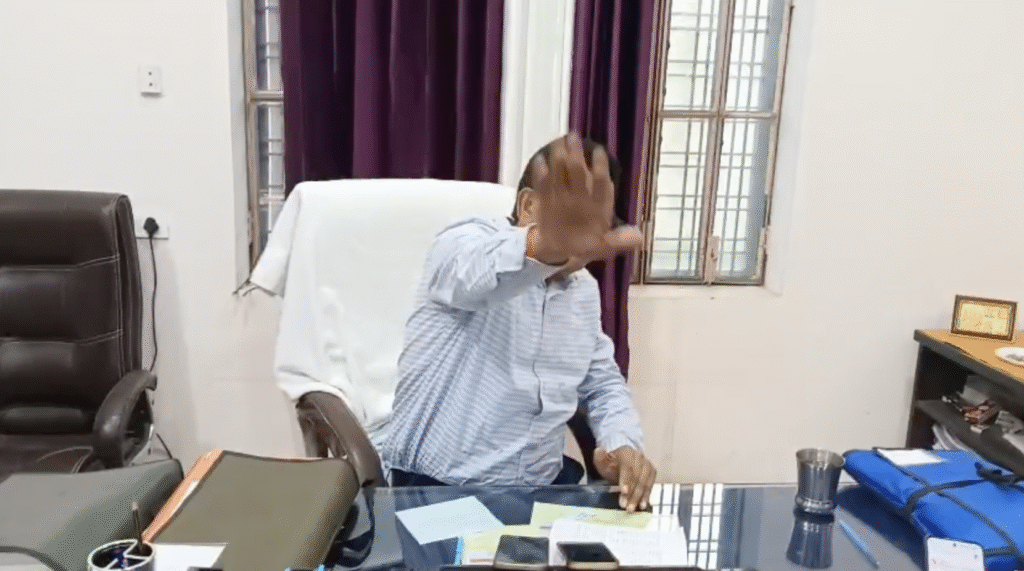 फतेहपुर में खनन अधिकारी के खिलाफ एसटीएफ ने ओवरलोड ट्रकों के मामले में केस दर्ज किया, इसके बाद मीडिया के सवाल पर वे कुर्सी से उठकर चले गए।