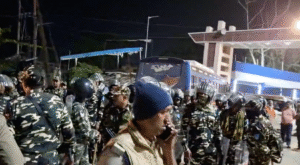 ईवीएम बदलने की कोशिश से जुड़े आरोपों के बाद मौके पर पुलिस बल की तैनाती से इलाका छावनी बन गया है।