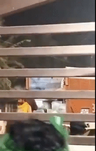 स्ट्रॉन्ग रूम परिसर में एक ट्रक प्रवेश कर गया, मौके पर मौजूद प्रत्याशी व समर्थकों का कहना है कि इसमें ईवीएम थीं। 