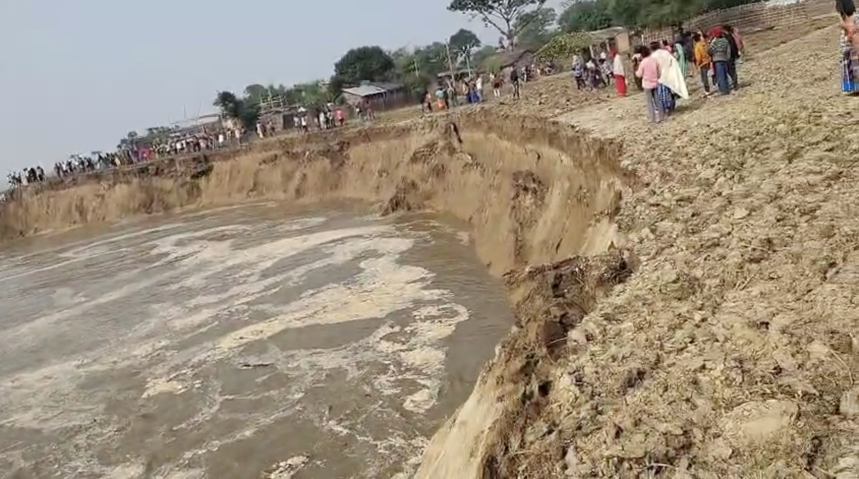 मुंगेर में गंगा नदी में कटाव के चलते बड़ी संख्या में मकान डूबने की कगार पर हैं।