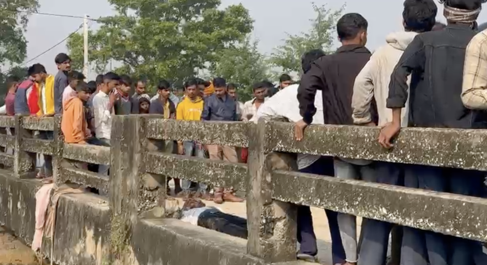 रोहतास में पुल के ऊपर पड़ा मिला युवक का शव, तीन गोलियां मारी गईं।