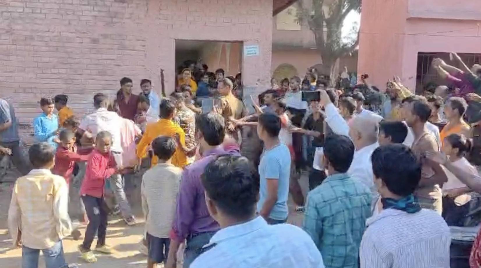 मौके पर पिटाई करते लोग।