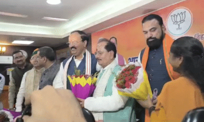 विधायक दल के नेता चुने जाने के बाद बधाई देते भाजपा नेता।