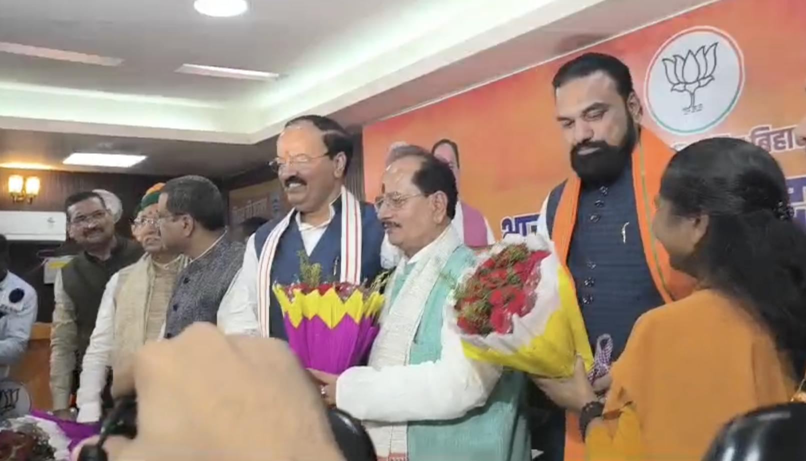 विधायक दल के नेता चुने जाने के बाद बधाई देते भाजपा नेता।