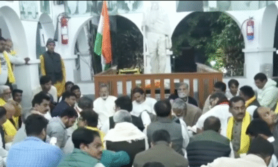 गांधी प्रतिमा के सहयोगियों संग बैठे प्रशांत किशोर।