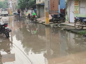 पूरे रोड पर पानी भर जाने से लोग बेहद परेशान हैं। 