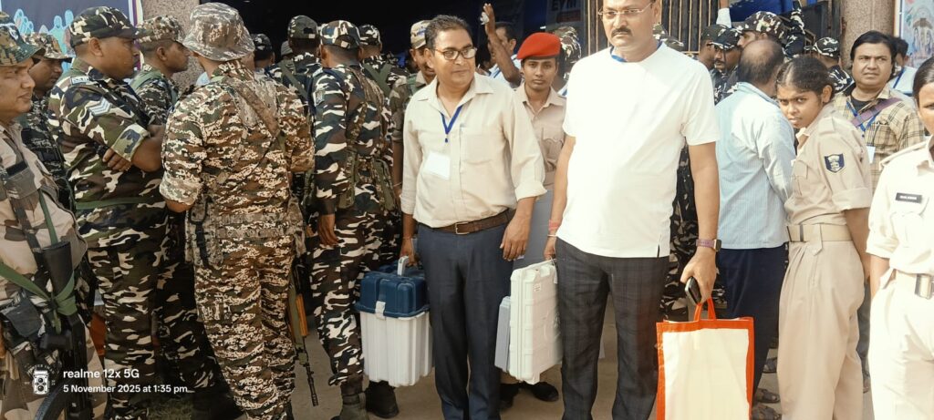 लखीसराय में मतदान कर्मी।