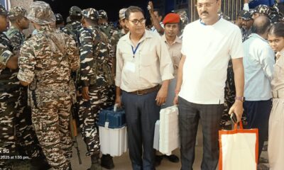 लखीसराय में मतदान कर्मी।