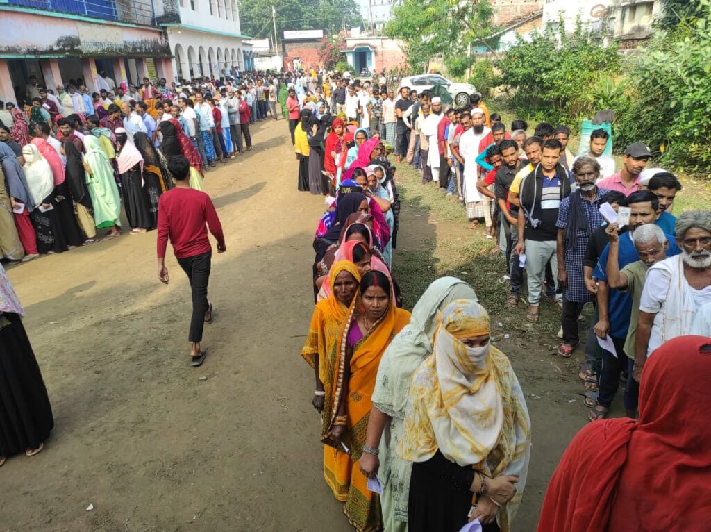 नवादा में वोट डालने के लिए बड़ी संख्या में महिलाओं की लाइन लगी।