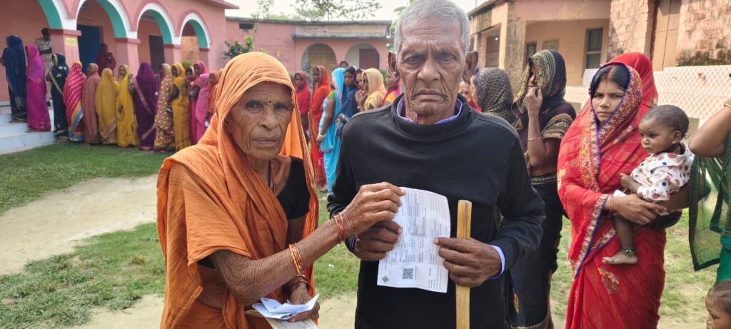 लखीसराय में वोटिंग के बाद अपना वोटर आईडी दिखाते बुजुर्ग मतदाता।