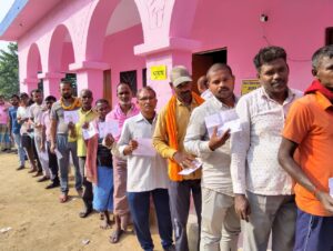 लखीसराय में वोटिंग के लिए सुबह ही लंबी कतार लग गई। 